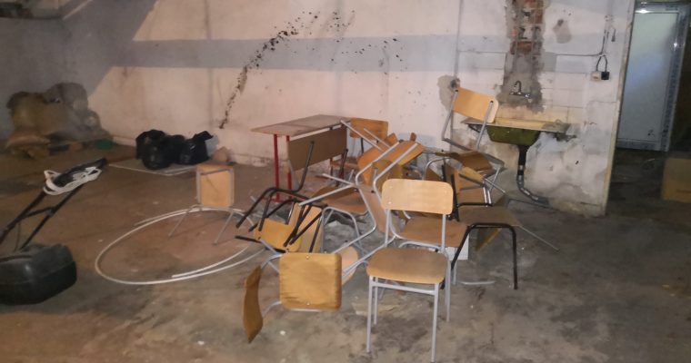 Извозване на стари чинове от училища