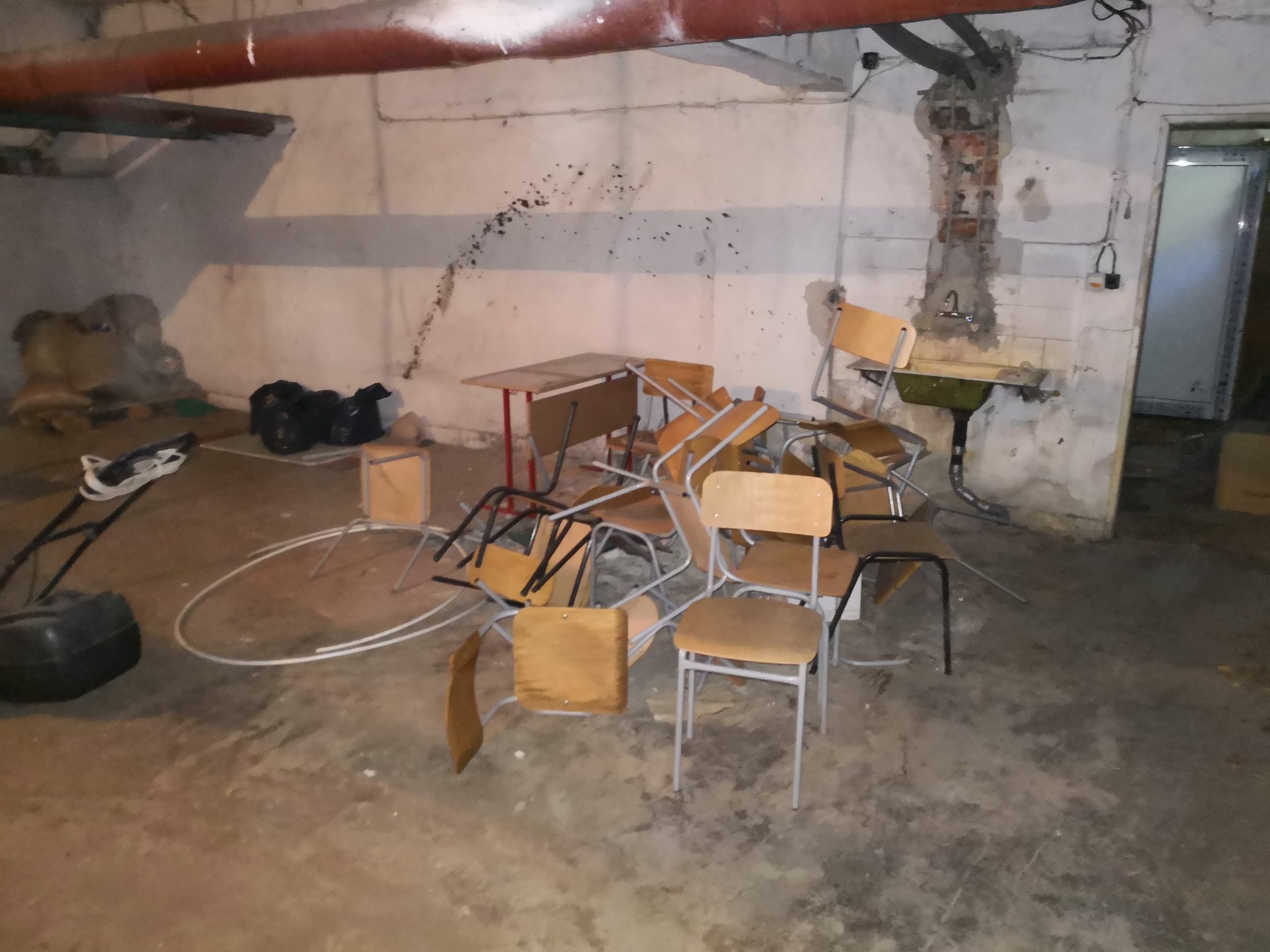 Извозване на стари чинове от училища
