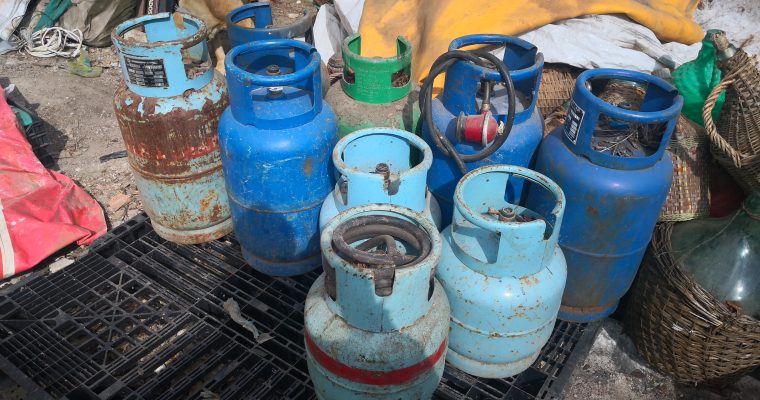 Извозване на стари газови бутилки за рециклиране
