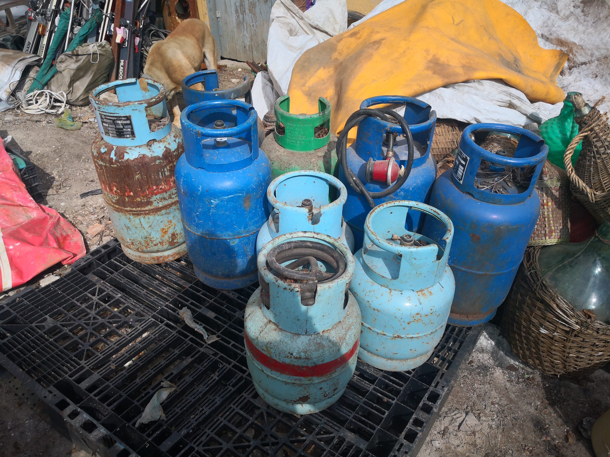 Извозване на стари газови бутилки за рециклиране